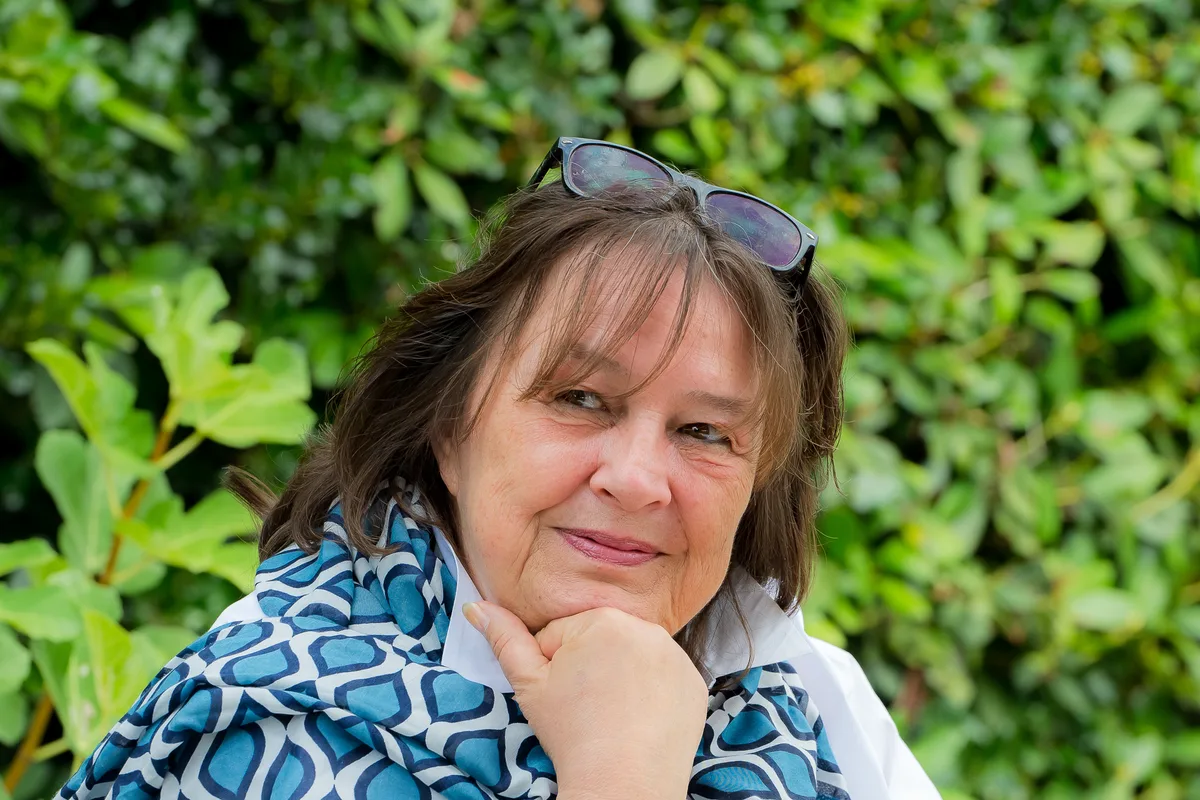 Gabi Berger, die Hand am Kinn
