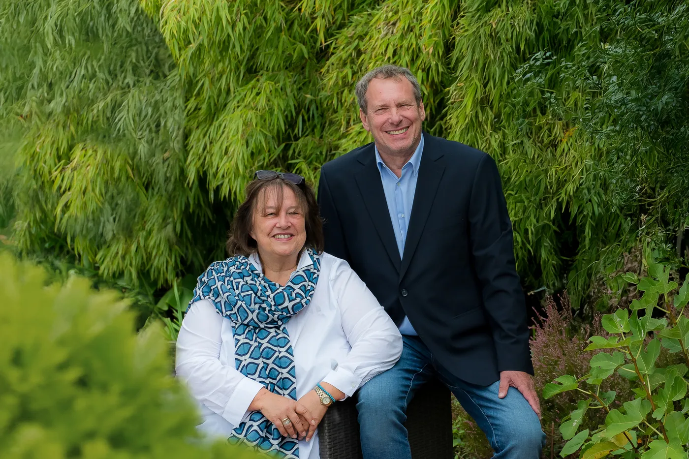 Gabi und Detlev Berger vor Bambus im Garten