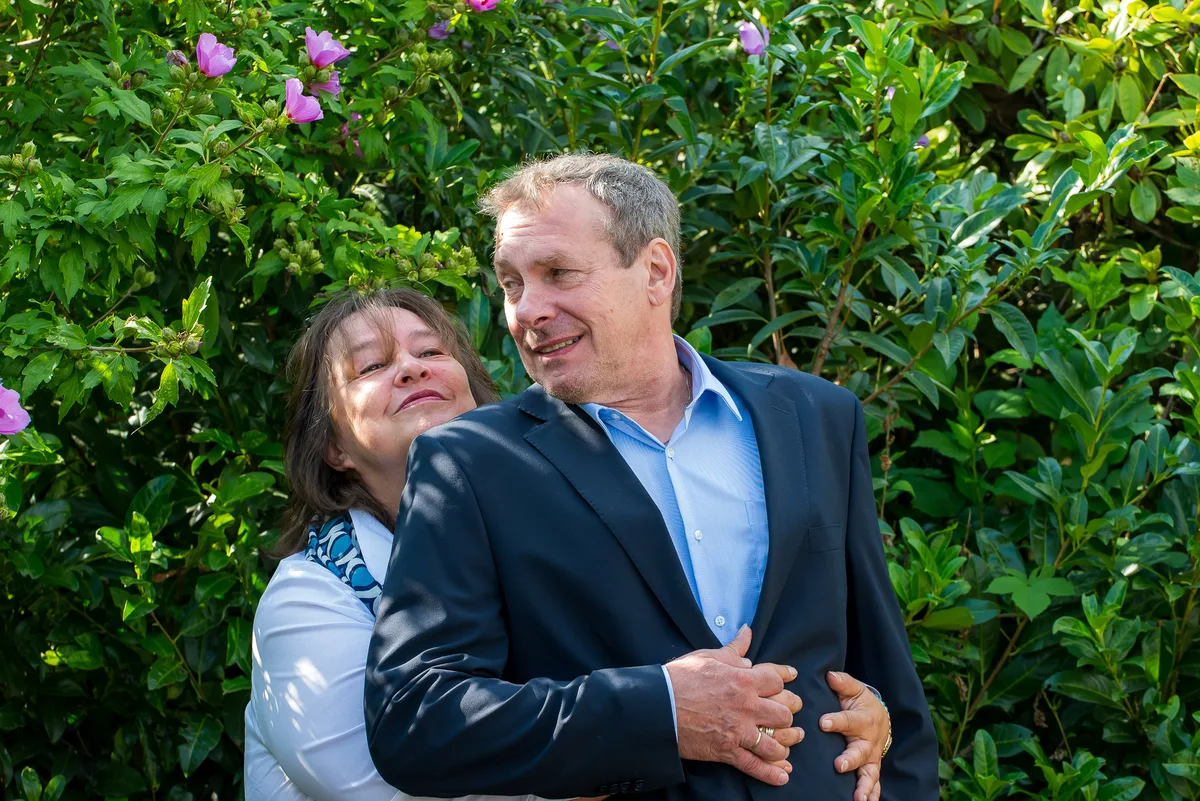 Gabi und Detlev Berger lachen im Garten