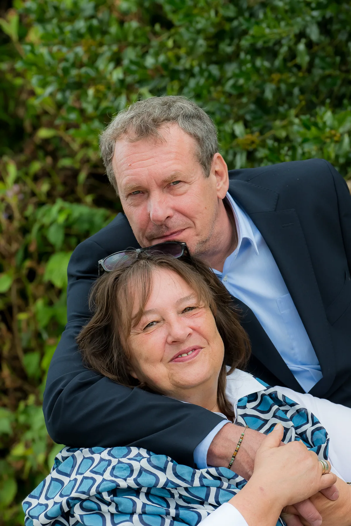Gabi und Detlev Berger vor einer Hecke